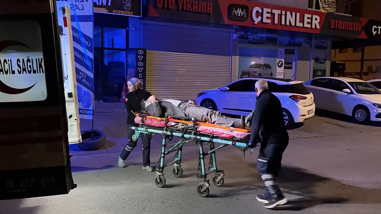 Kayseri'de kafa kafaya çarpıştılar! Sürücülerden biri araçta sıkıştı, diğeri olay yerinden kaçtı