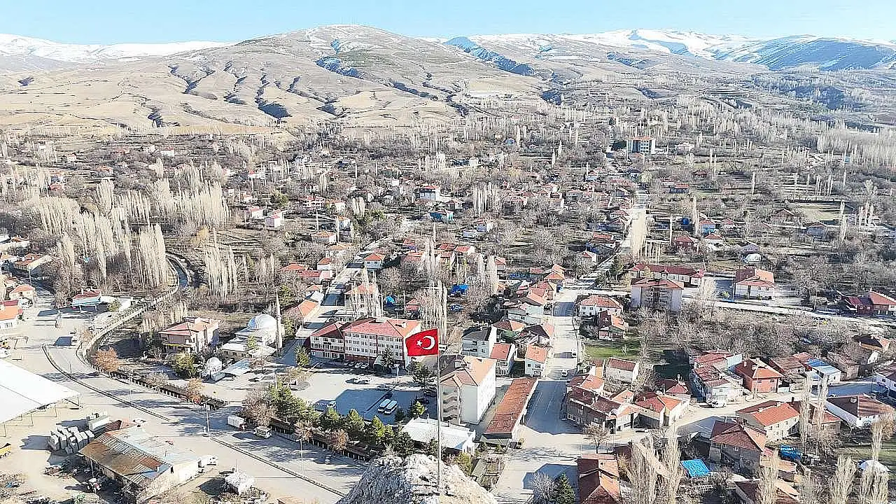 Kayseri'de kış kapıyı çalıyor: Akkışla'ya dolu yağdı