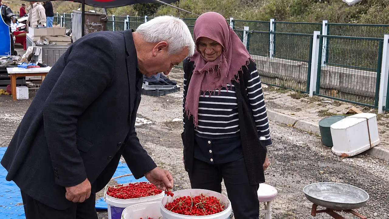 Kayseri'de cuma pazarına gitti, esnafın isteklerini dinledi