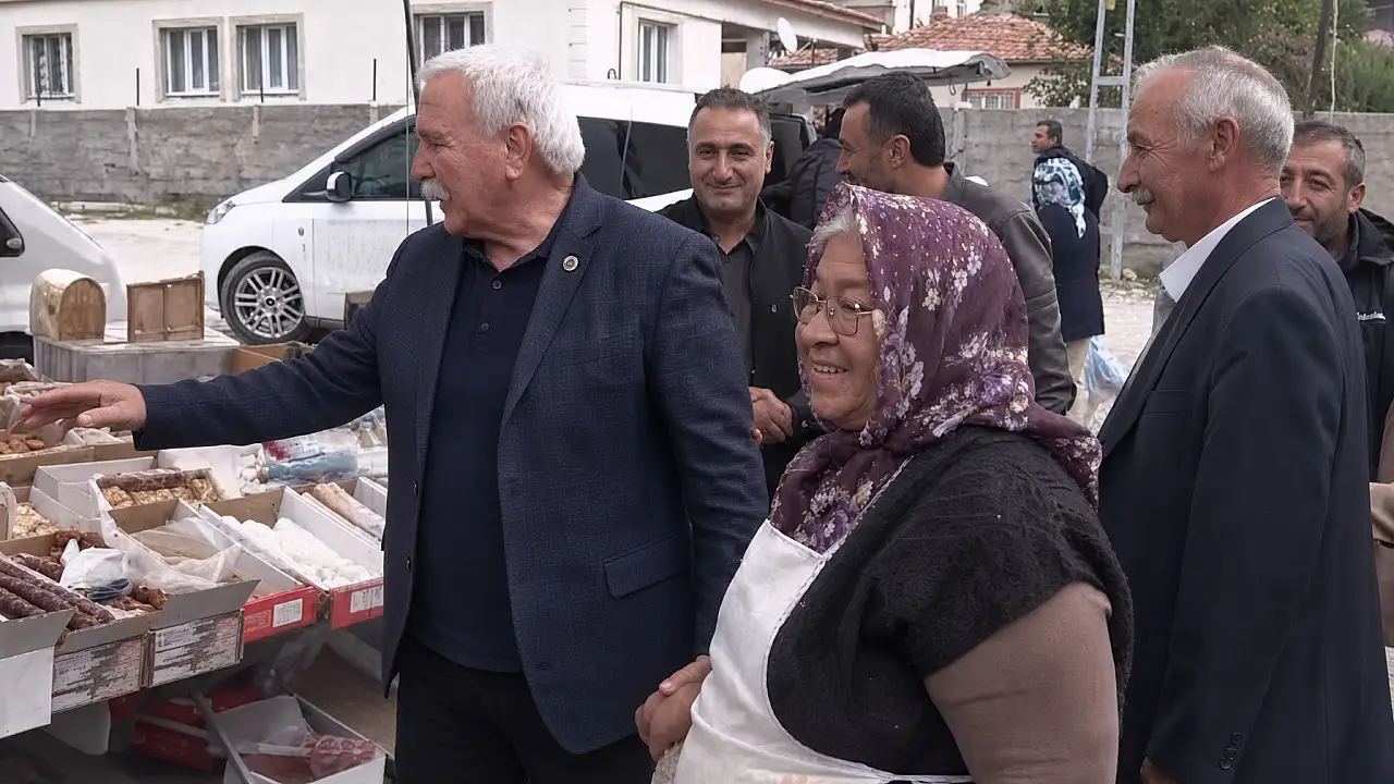 Kayseri'de cuma pazarına gitti, esnafın isteklerini dinledi