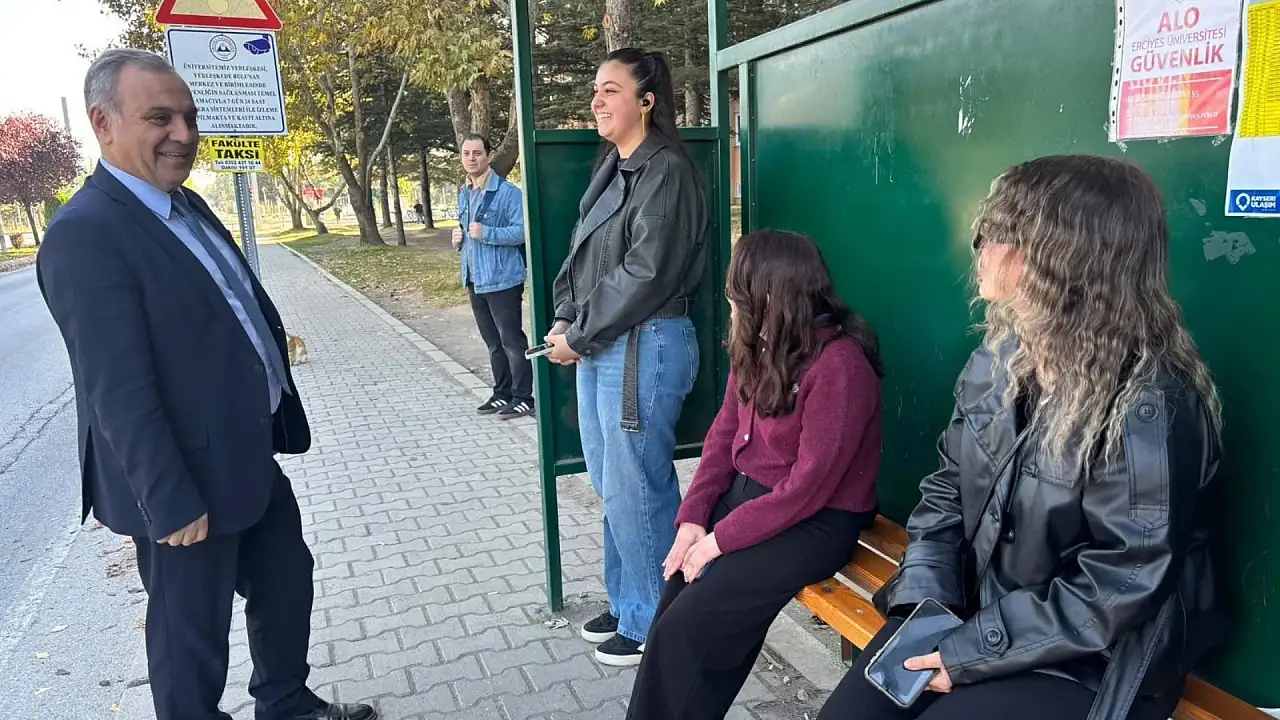 Rektör Altun kampüste öğrenciler ve esnafla bir araya geldi