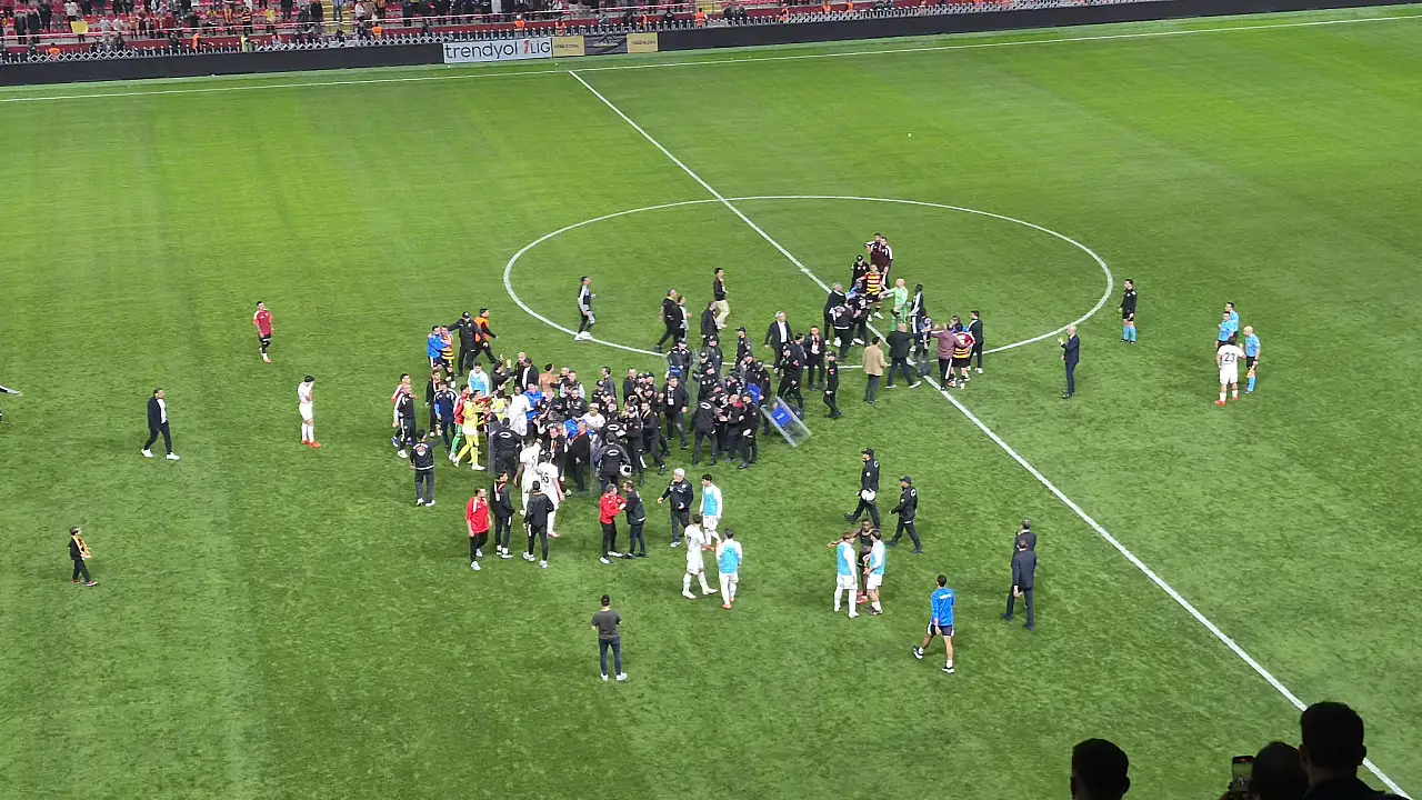 Kayserispor'da 3-2'lik zaferin ardından ortalık karıştı!