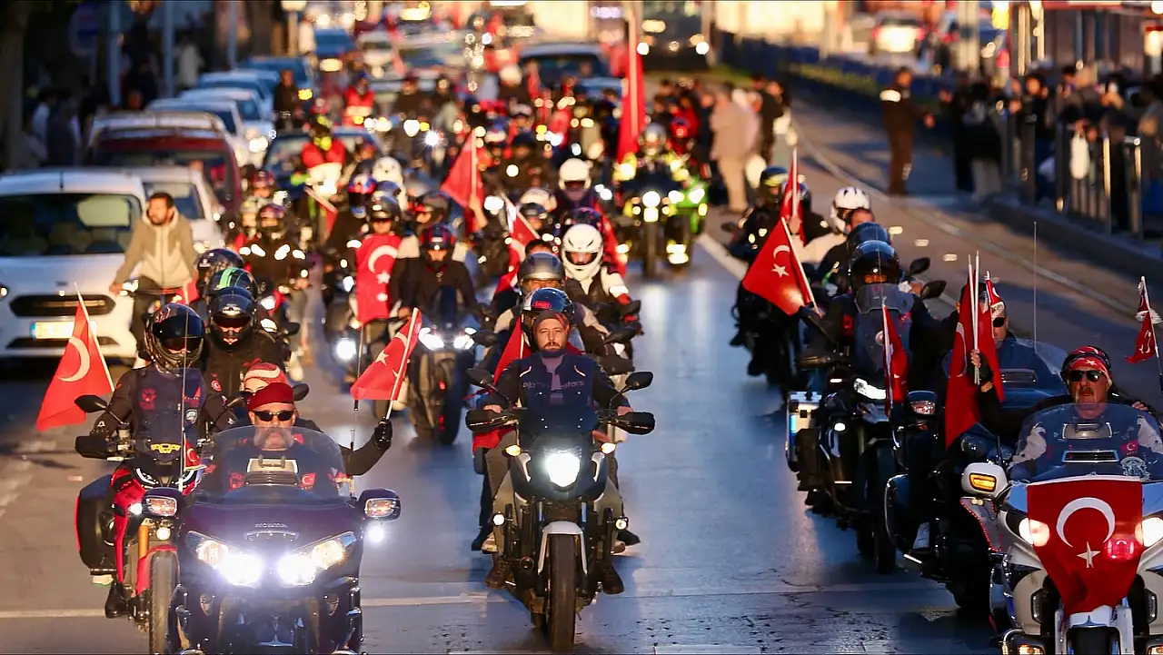 102 yıla 102 balonlu kutlama