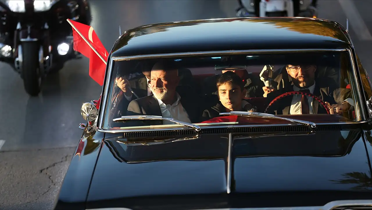 102 yıla 102 balonlu kutlama