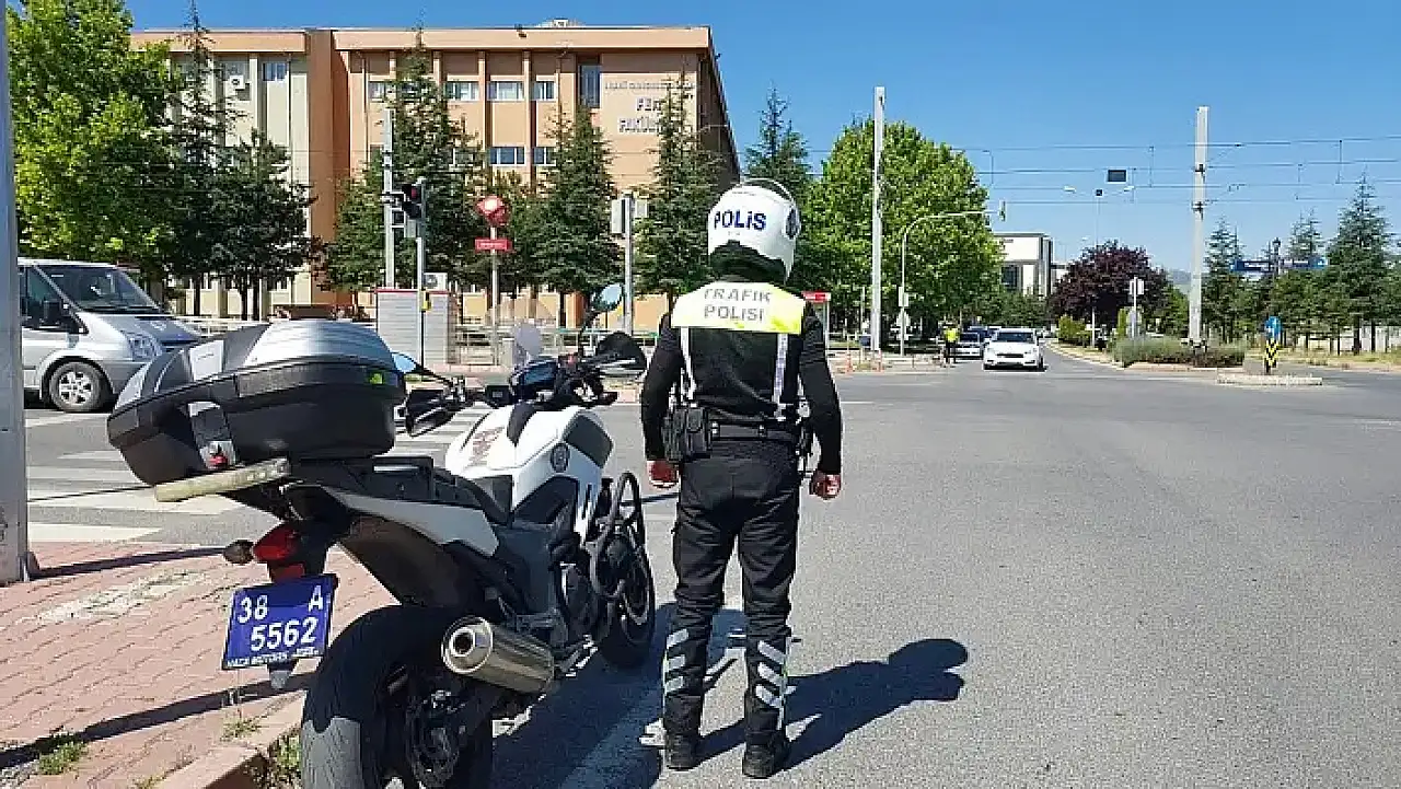 Kayseri Emniyeti'nin sınav mesaisi! Gençleri imdadına polis yetişti