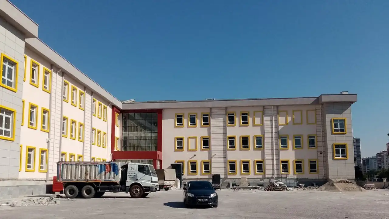 Kayseri'de yıkılan okul için gözler Bakanlıkta!