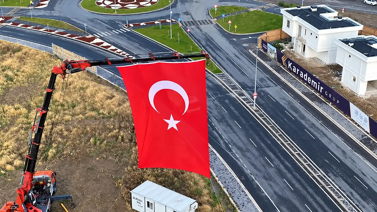 Kayseri'de dev Türk bayrağı!