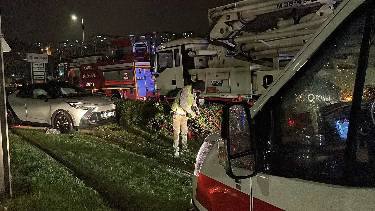Sivas Bulvarı'nda kamyonla çarpışan otomobil tramvay yoluna girdi