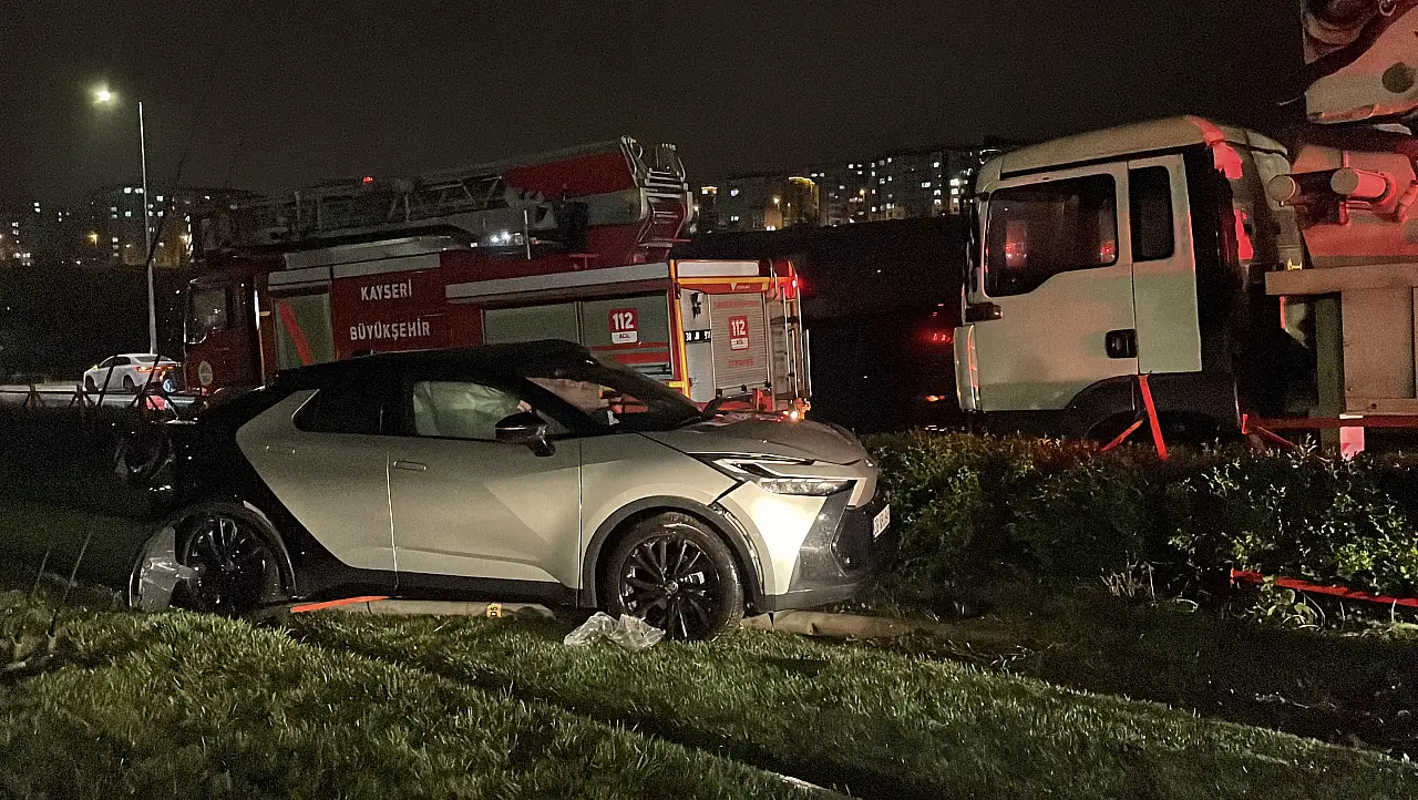 Sivas Bulvarı'nda kamyonla çarpışan otomobil tramvay yoluna girdi