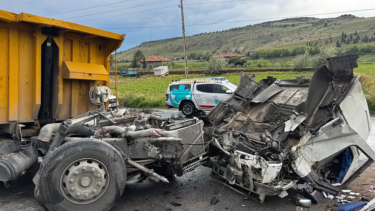 Bir anda lokomotifin önünde kaldı! Kayseri'de 2 yaralı