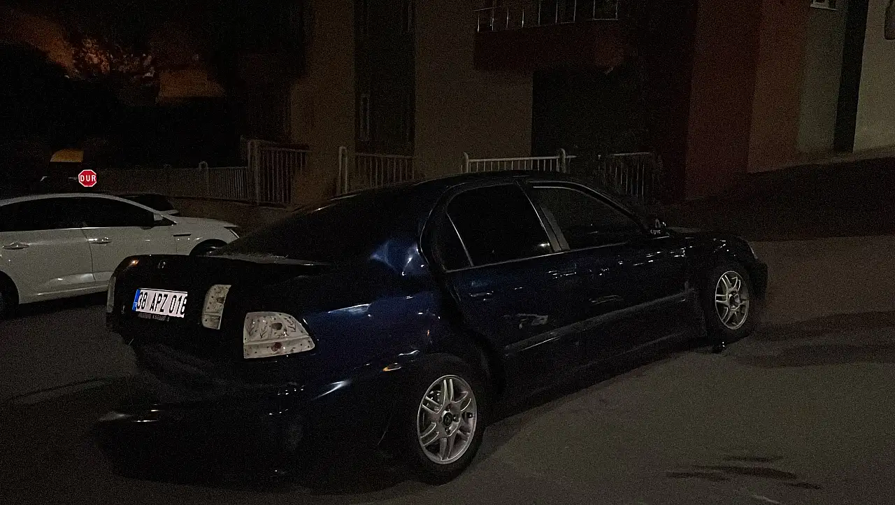 Yeni aldığı otomobille önce direğe, ardından bariyerlere çarptı! 3 yaralı