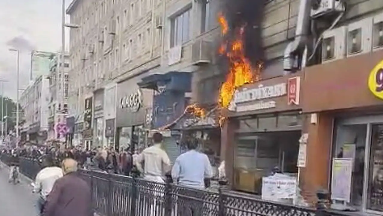 Kayseri Sivas Caddesi'nde yangın! Görenler olay yerine koştu