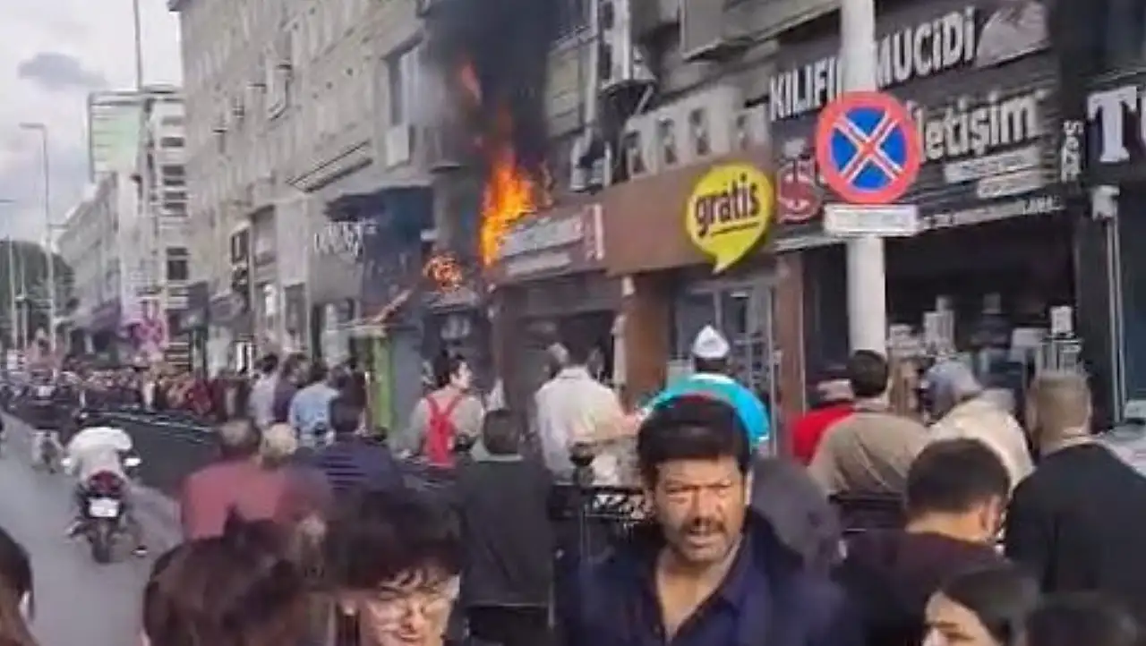 Kayseri Sivas Caddesi'nde yangın! Görenler olay yerine koştu