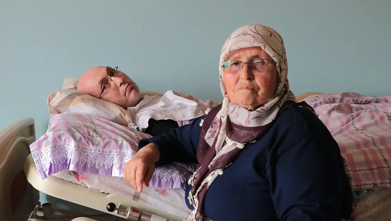 Ümmühan anne yatağa bağımlı oğluyla hayata tutunuyor