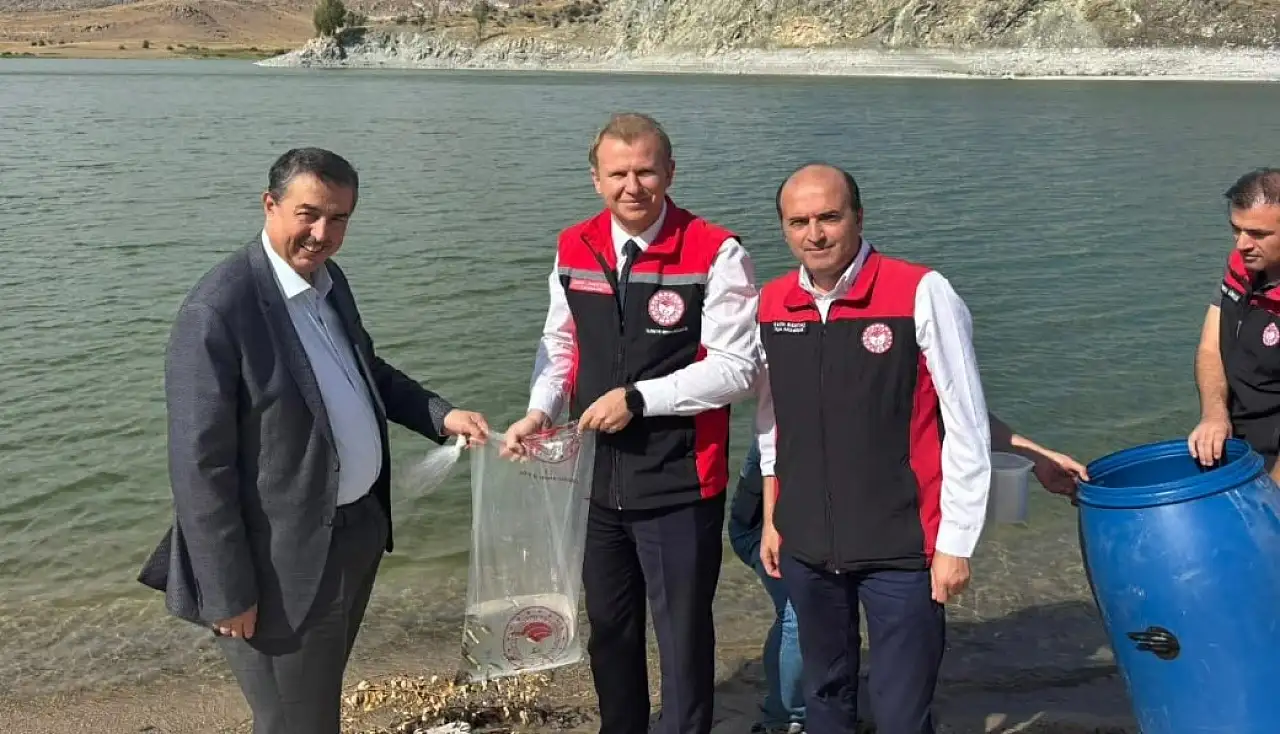 Kayseri'de görenleri meraklandıran görüntü! Barajda hayat veren çalışma