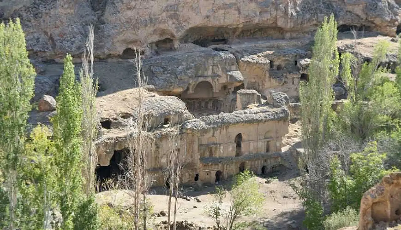 Kayseri'de içerisinde manastır, kilise ve kaya mekanlar bulunan vadide toplantı