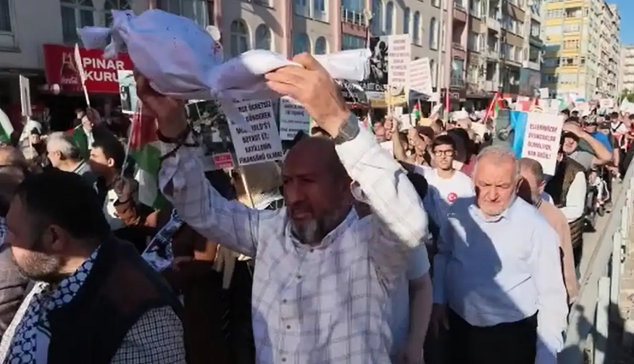 Kayseri'de Filistin yürüyüşü! 12 kefenli bebek maketi bırakıldı