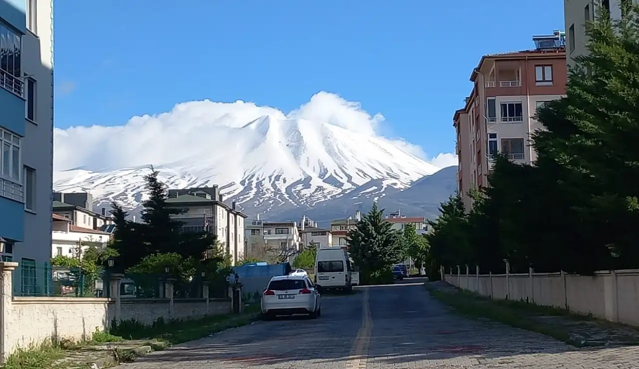 Kayseri'ye Mayıs ortasında kar yağdı!