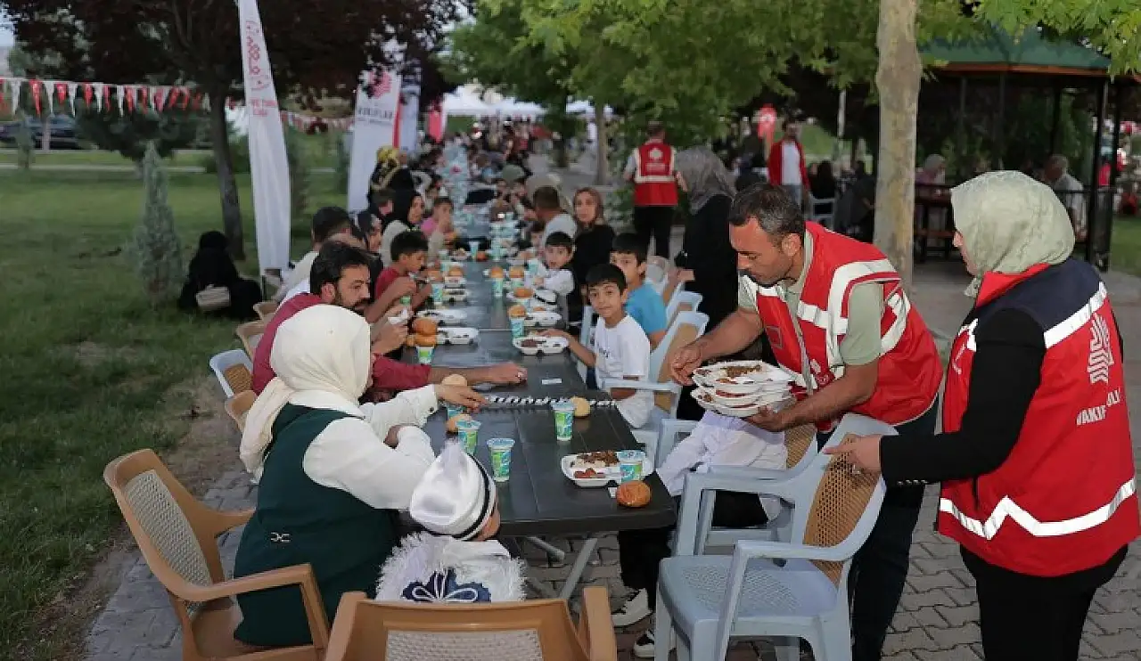 500 yıllık vasiyet gerçek oldu: Onlarca çocuğa unutulmaz şölen
