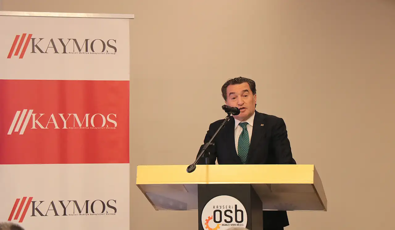 Fuarda ilginç anlar: 1 buçuk tonluk otomobili sandalyelerin üzerine koydular!