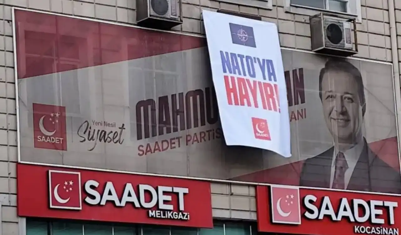 Kayseri'de siyasi parti binasında dikkat çeken afiş