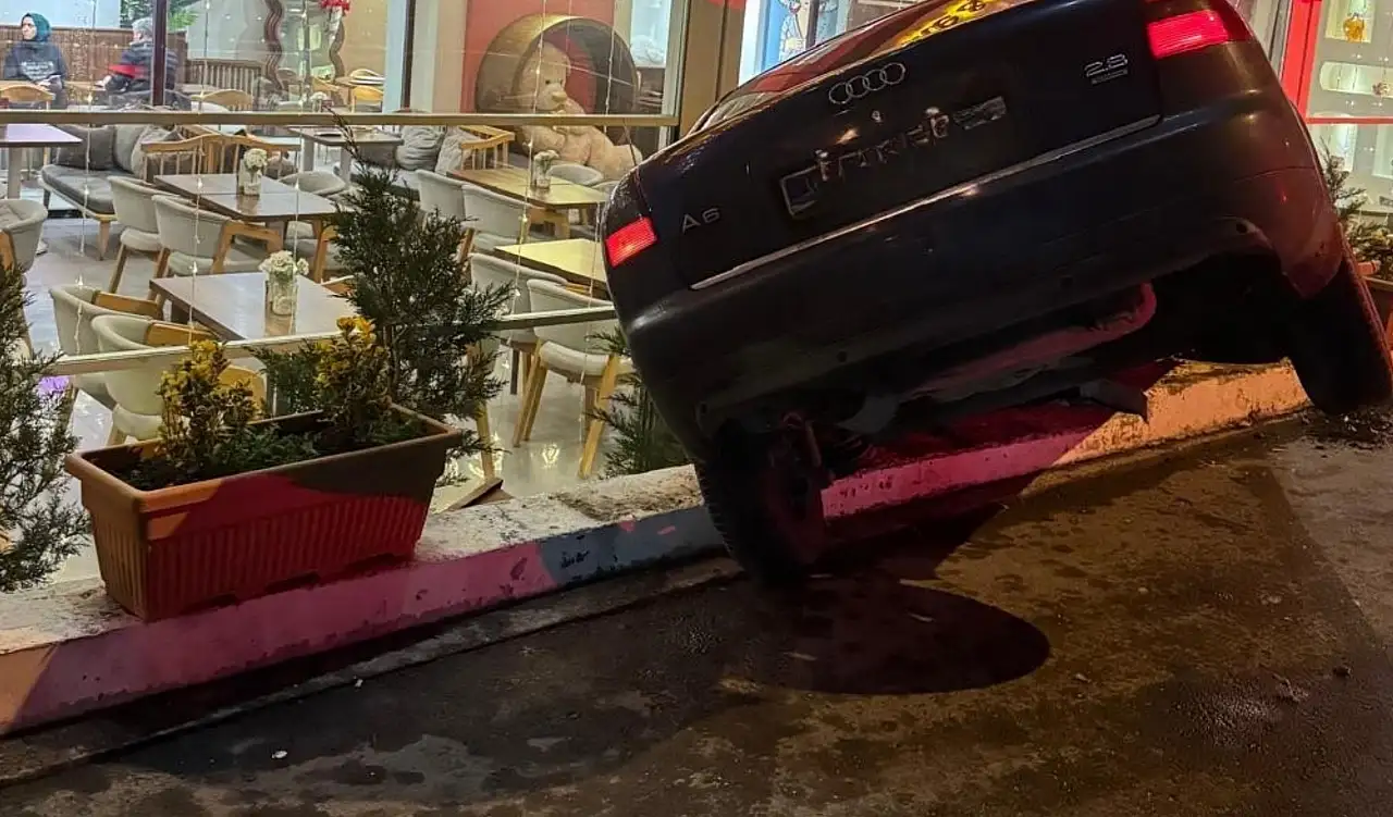 Kayseri otomobil kafenin içine daldı!