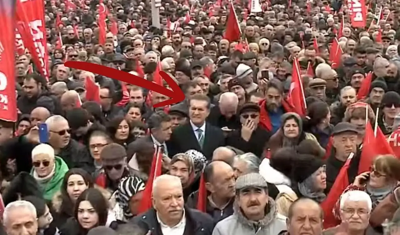 Özgür Özel'in Kayseri mitinginde kalabalık içinde bakın kim yer aldı?