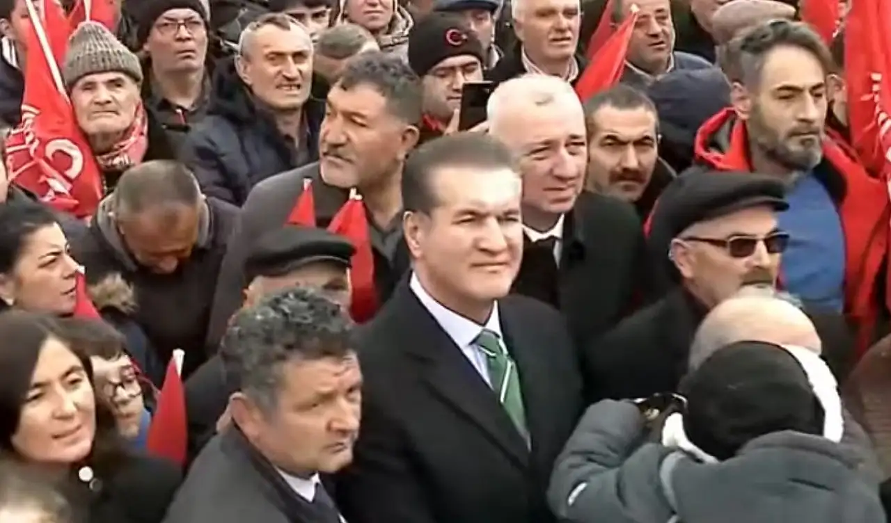 Özgür Özel'in Kayseri mitinginde kalabalık içinde bakın kim yer aldı?