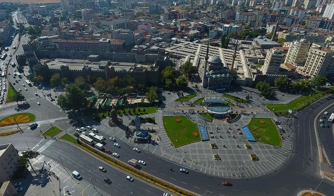 Kayseri Kalesi'nden kafelere! Cumhuriyet Meydanı'nda 8 yılda neler değişti neler