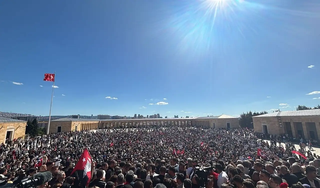Anıtkabir yürüyüşünde Aşkın Genç'ten dikkat çeken mesaj