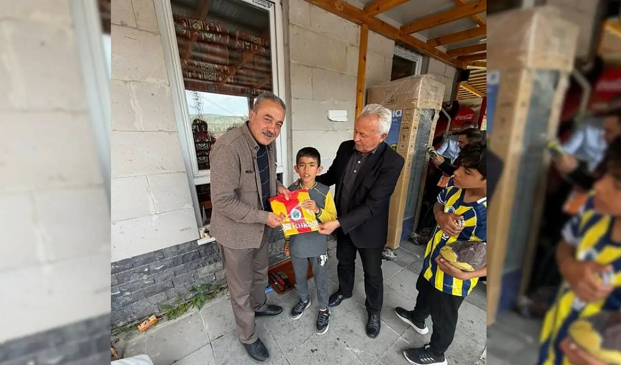 Başkandan çifte hediye! Hem sucuk ekmek hem forma dağıttı