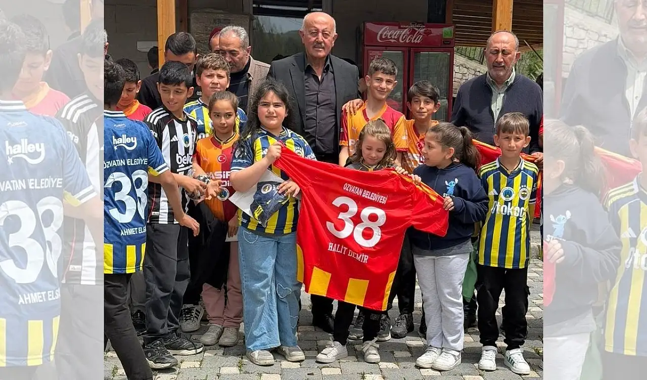 Başkandan çifte hediye! Hem sucuk ekmek hem forma dağıttı