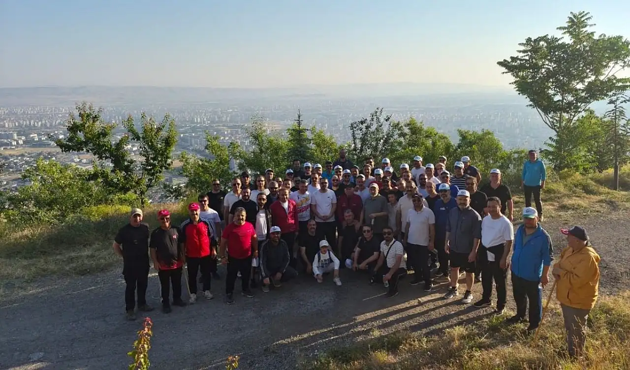 Ali Dağı'nda sabah yürüyüşü... Bakın Büyükkılıç kiminle karşılaştı?
