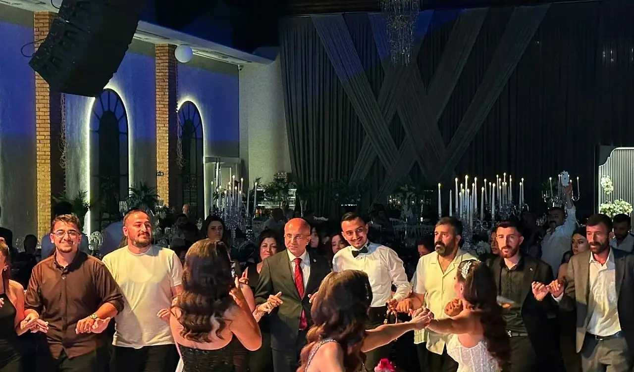 Kayserili vekil gündüz siyaset, akşam halay gündeminde