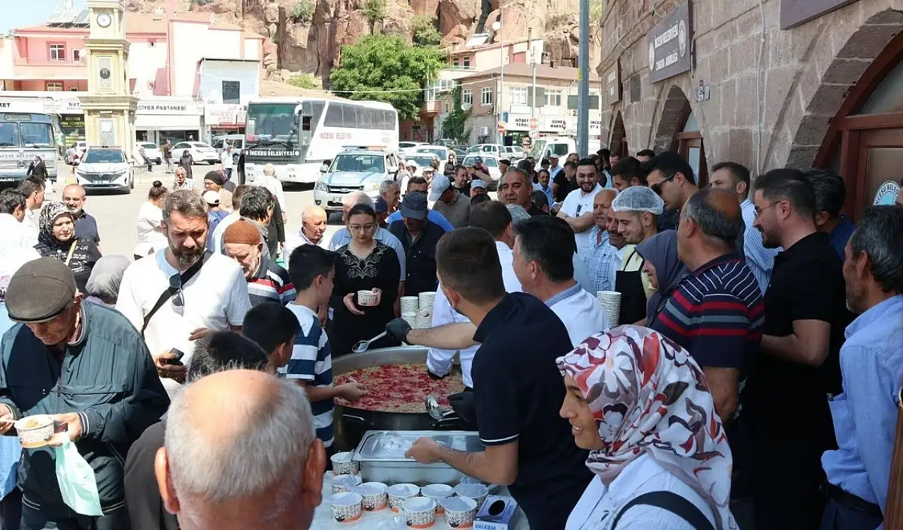Kayserili vekil kazan başına geçti: Vatandaşlara aşure ikram etti