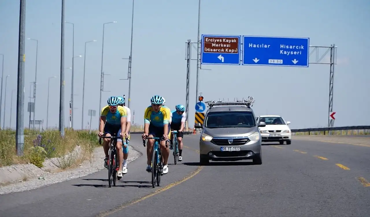 Kazakistan Milli Takımı Erciyes'te pedal çevirdi