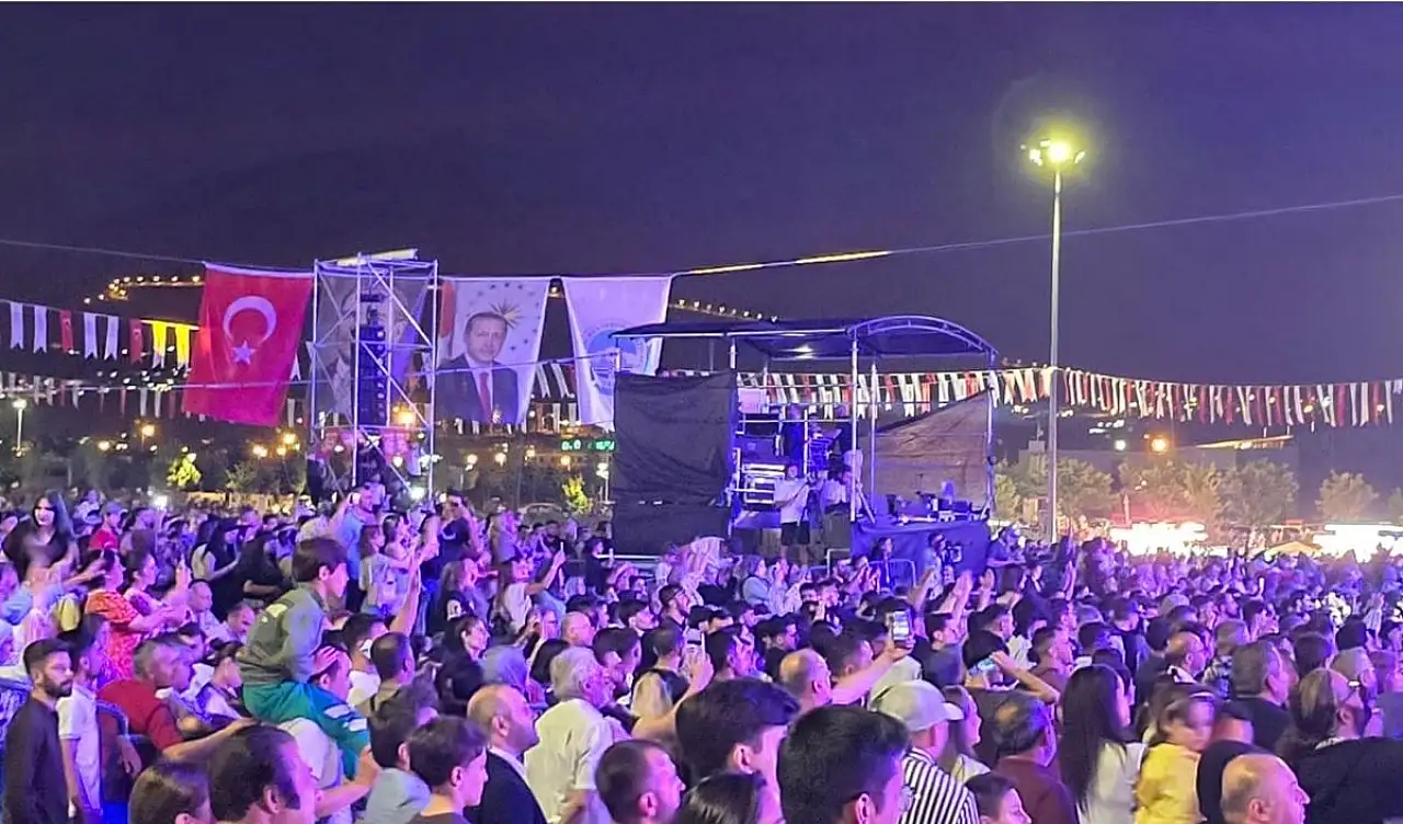 Türk rock müziğinin güçlü sesi Kıraç Kayseri'yi salladı!