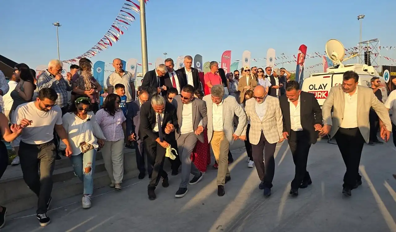 Kayserili vekilden şenliğe damgasını vuran halay!