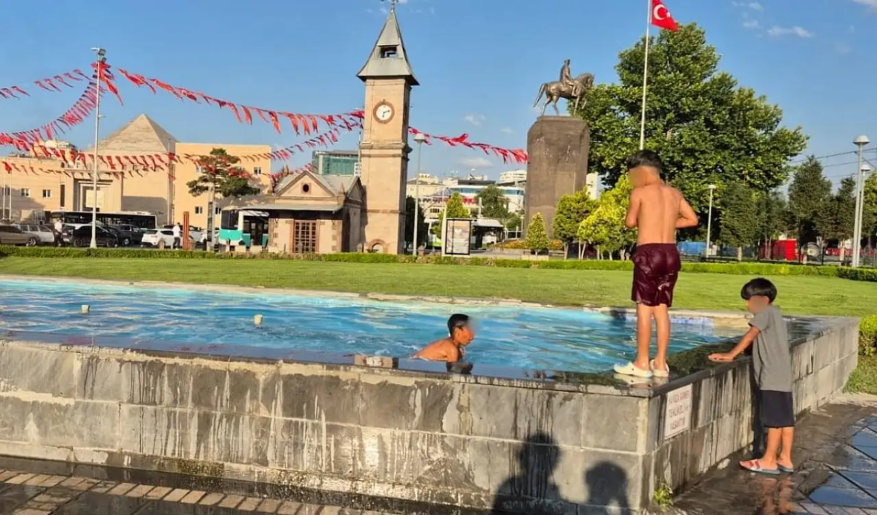 Kayseri meydanında çocukların tehlikeli oyunu! Yasağa aldırmadılar