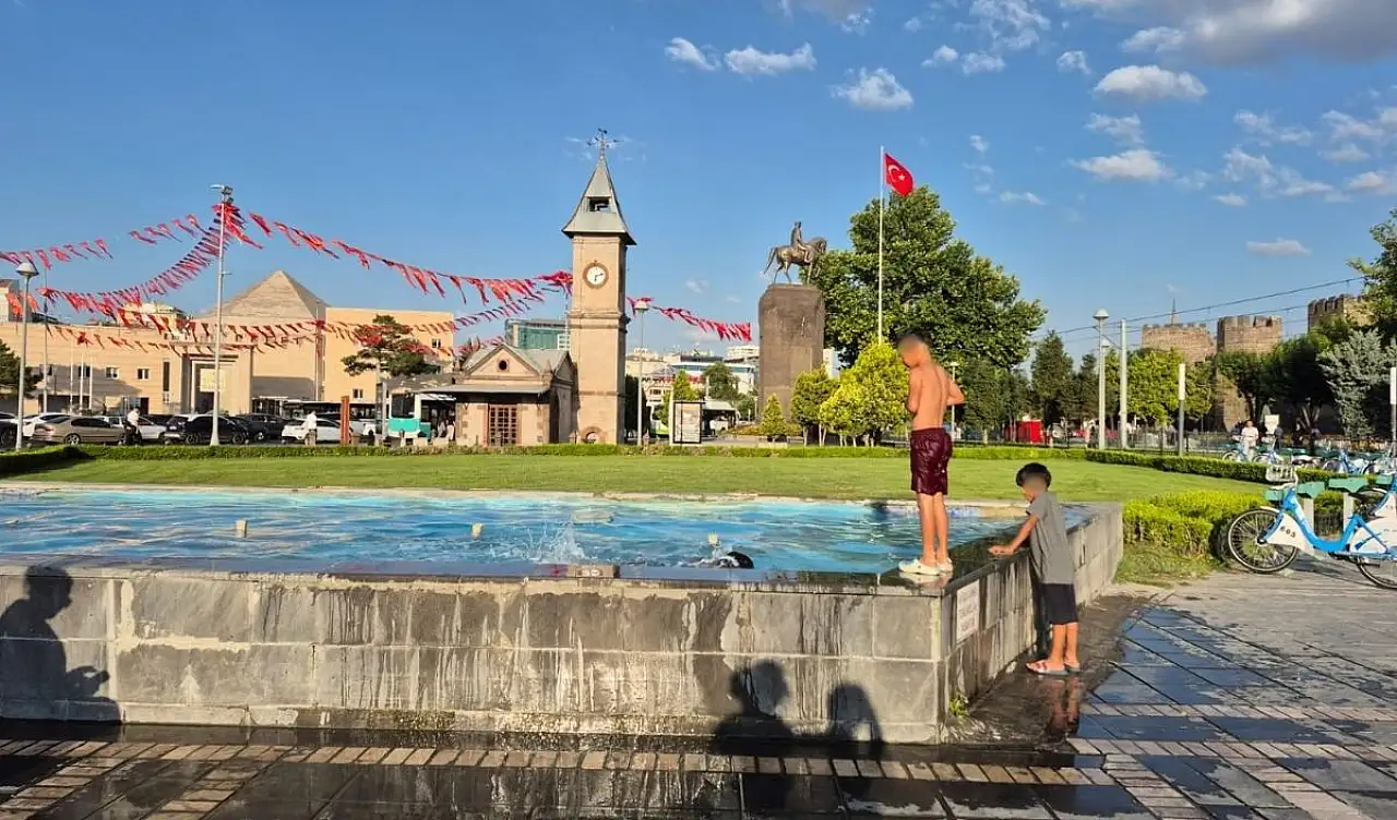Kayseri meydanında çocukların tehlikeli oyunu! Yasağa aldırmadılar