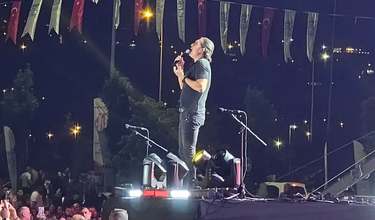 Türk rock müziğinin güçlü sesi Kıraç Kayseri'yi salladı!