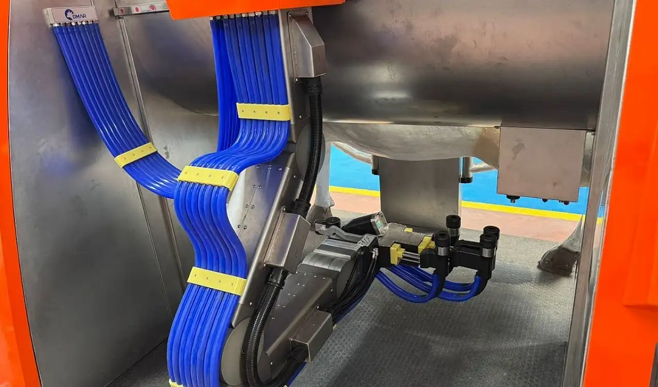 Kayseri'de genç girişimcilerden yerli robotik süt sağım sistemi