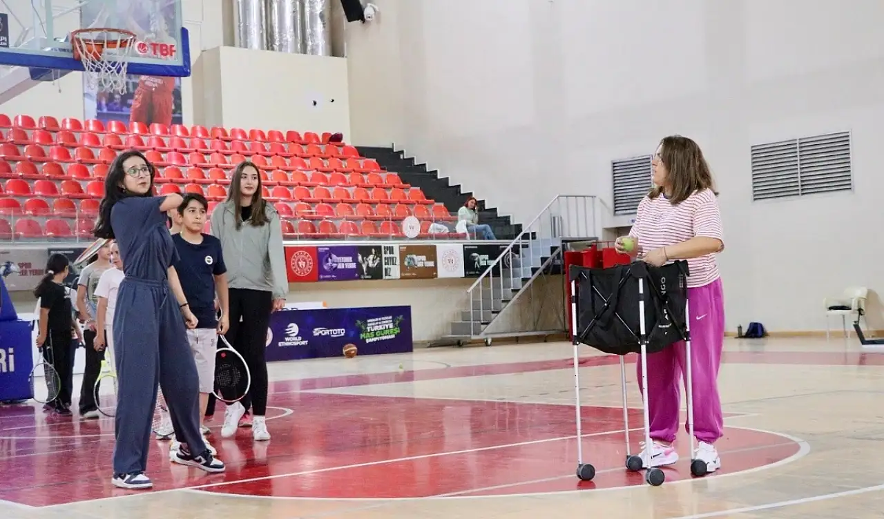 Kayseri'de geleceğin tenisçileri kortta yetişiyor!