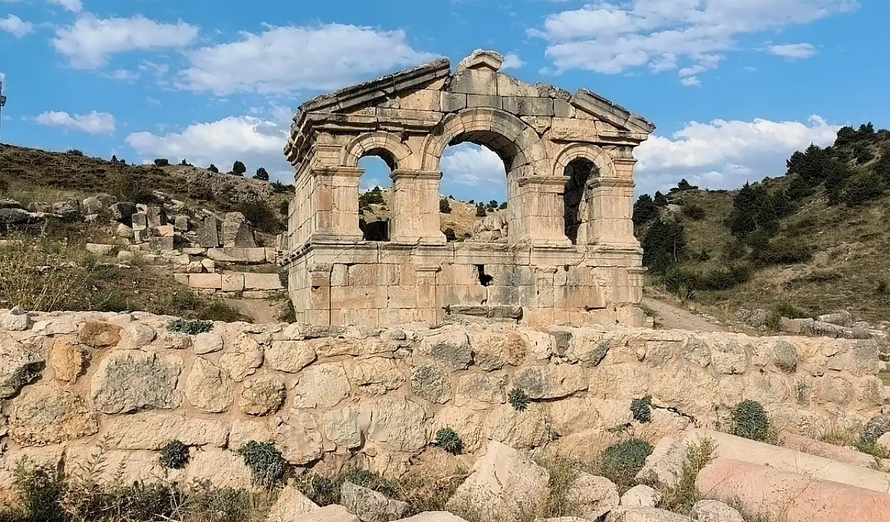 Kayseri sınırındaki tarih hazinesi: Bir bölümü hâlâ toprak altında