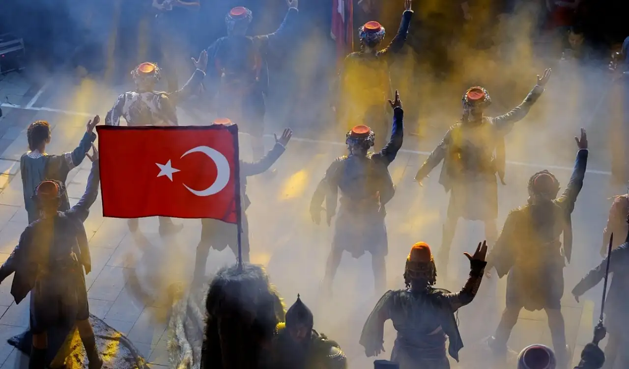 Kayseri'de 30 Ağustos coşkusu Taş Mektep'e taşındı