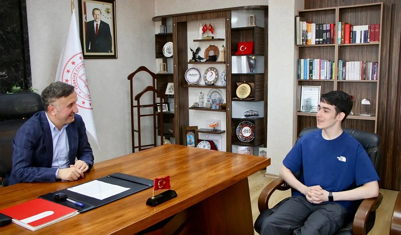 YKS'de Türkiye 6'ncısı olan Kayserili öğrenciye plaket