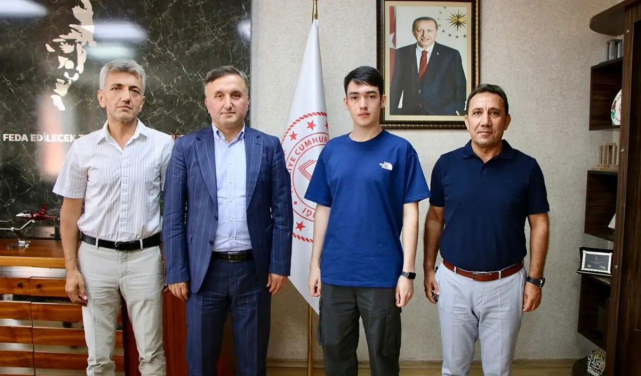 YKS'de Türkiye 6'ncısı olan Kayserili öğrenciye plaket