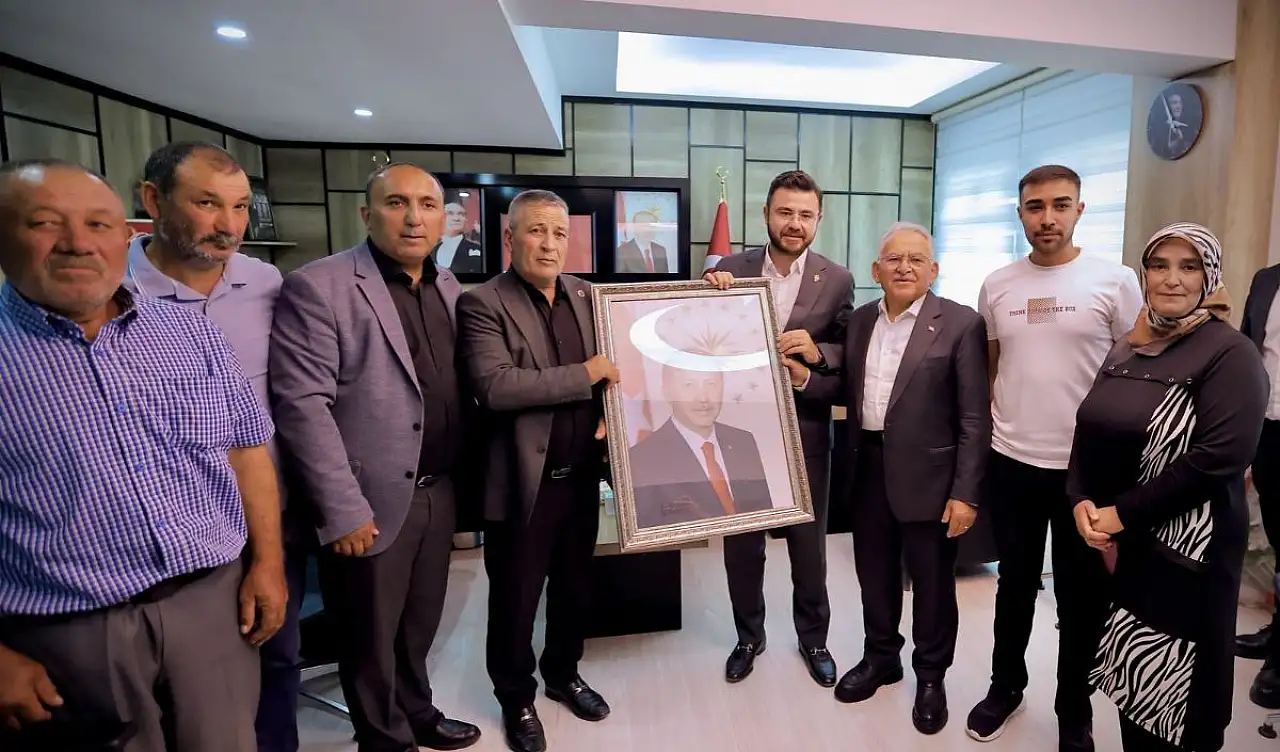 Büyükkılıç üç ilçede sahaya indi: Talepleri yerinde dinledi