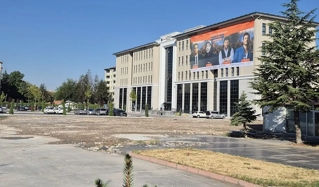Kayseri'de bir dönem sona erdi! 54 yıllık müdürlük binasının yıkımı tamamlandı