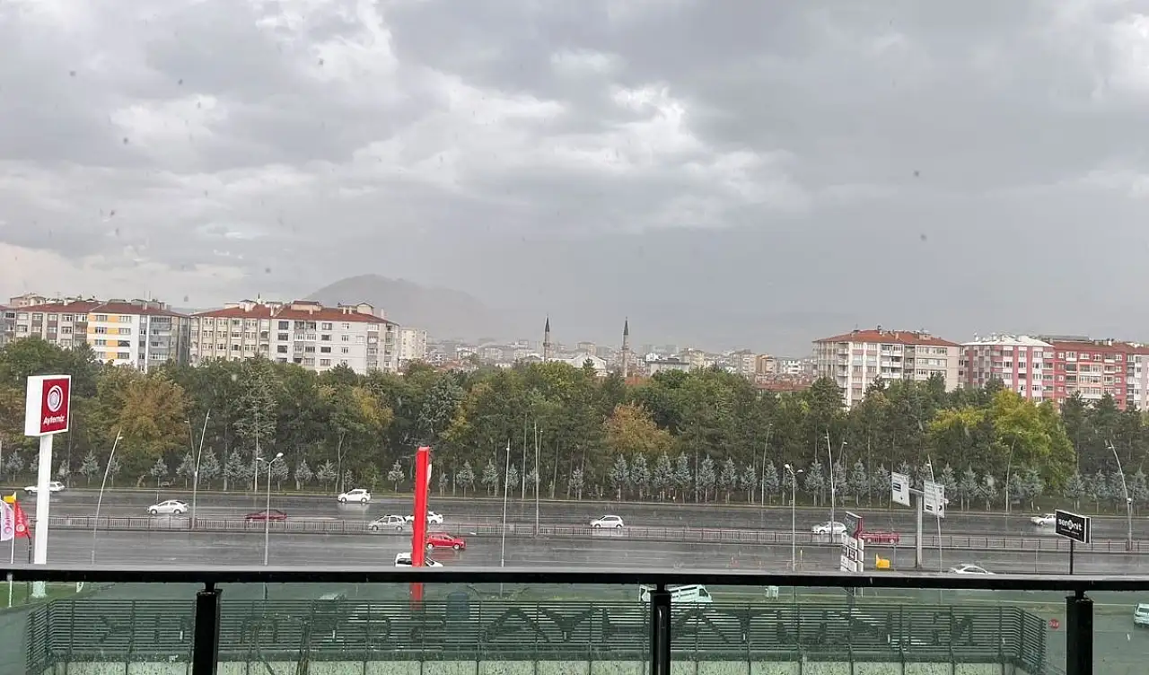 Kayseri'de aniden bastıran sağanak kenti esir aldı!